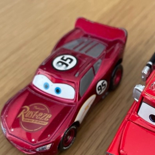 Takara Tomy(タカラトミー)のカーズ トミカ マックイーン ライトニング ミニカー エンタメ/ホビーのおもちゃ/ぬいぐるみ(ミニカー)の商品写真