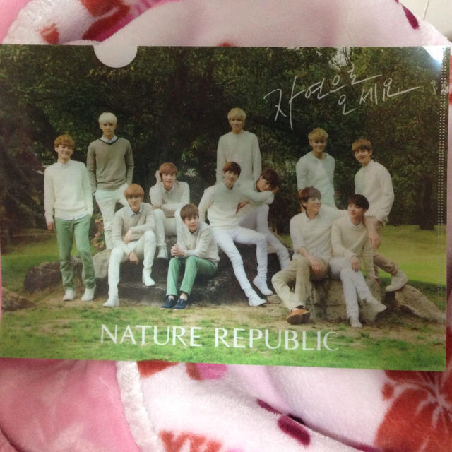 NATURE REPUBLIC(ネイチャーリパブリック)のEXOクリアファイル インテリア/住まい/日用品の文房具(その他)の商品写真