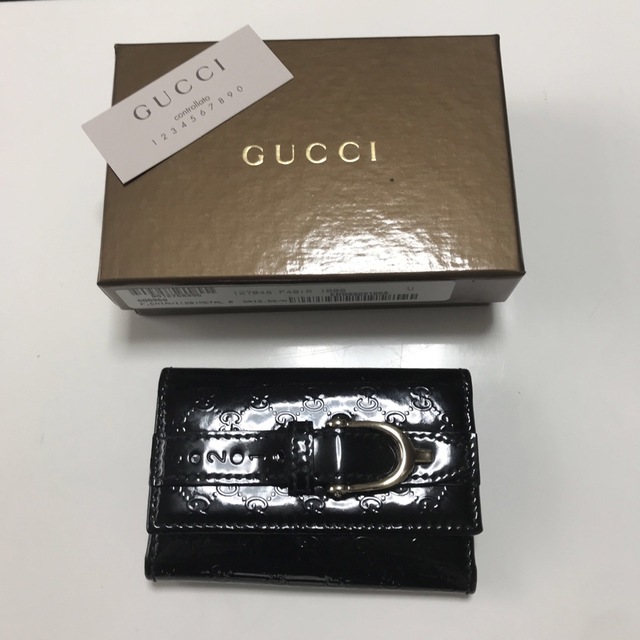 Gucci(グッチ)のGUCCIマイクログッチシマ キーケース ベルトデザイン パテントレザー レディースのファッション小物(キーケース)の商品写真