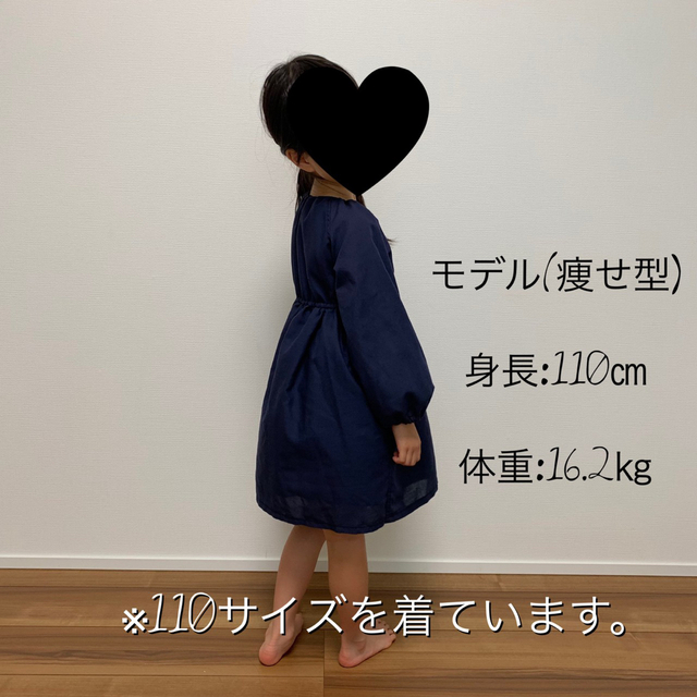 手作り 子供服 女の子 長袖ワンピース ネイビー 100サイズ キッズ/ベビー/マタニティのキッズ服女の子用(90cm~)(ワンピース)の商品写真