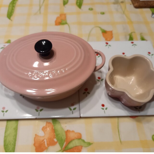 LE CREUSET(ルクルーゼ)のル・クルーゼ　ピンクの蓋付き容器　花型容器おまけ インテリア/住まい/日用品のキッチン/食器(食器)の商品写真