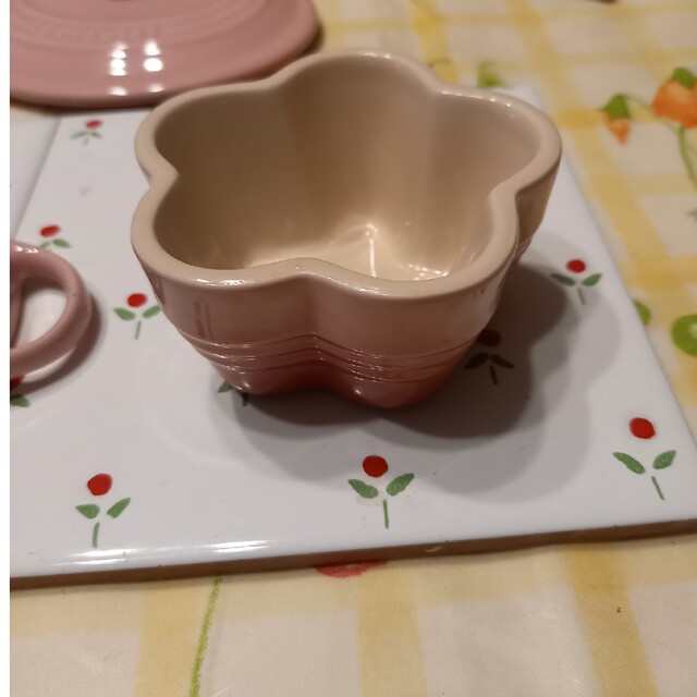 LE CREUSET(ルクルーゼ)のル・クルーゼ　ピンクの蓋付き容器　花型容器おまけ インテリア/住まい/日用品のキッチン/食器(食器)の商品写真