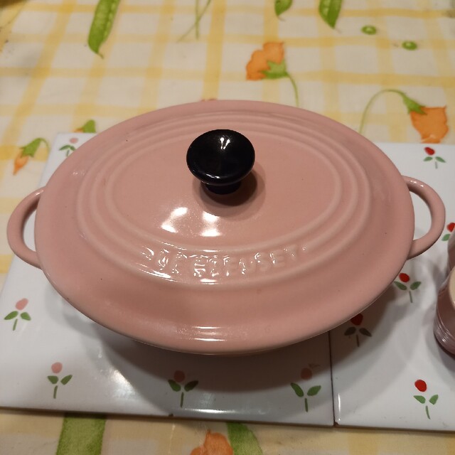 LE CREUSET(ルクルーゼ)のル・クルーゼ　ピンクの蓋付き容器　花型容器おまけ インテリア/住まい/日用品のキッチン/食器(食器)の商品写真