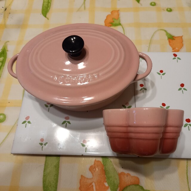 LE CREUSET(ルクルーゼ)のル・クルーゼ　ピンクの蓋付き容器　花型容器おまけ インテリア/住まい/日用品のキッチン/食器(食器)の商品写真