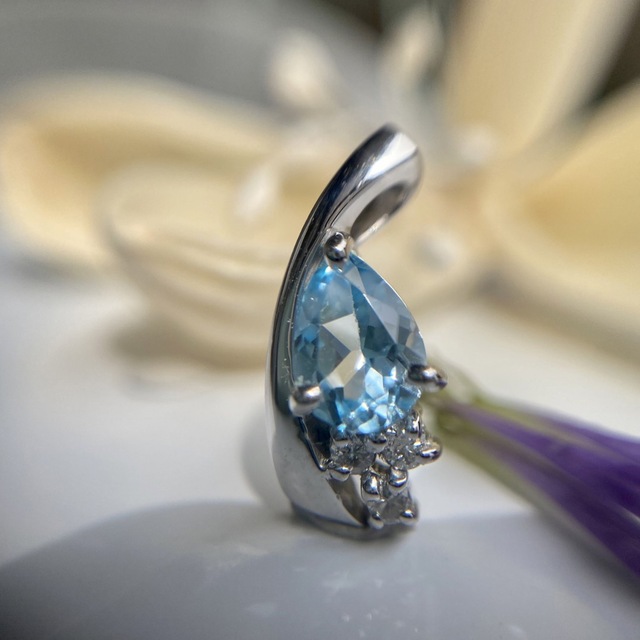 k18wg  瑞々しい煌めき  ペアシェイプ  ダイヤモンド ペンダント レディースのアクセサリー(ネックレス)の商品写真