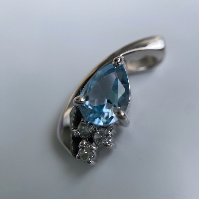 k18wg  瑞々しい煌めき  ペアシェイプ  ダイヤモンド ペンダント レディースのアクセサリー(ネックレス)の商品写真