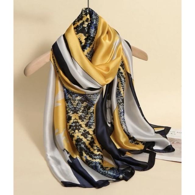 新品未使用　馬柄　ビッグスカーフ レディースのファッション小物(バンダナ/スカーフ)の商品写真