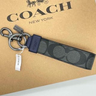 コーチ(COACH)の【新品未使用】コーチ ラージ キーホルダー チャーム チャコール シグネチャー(キーホルダー)