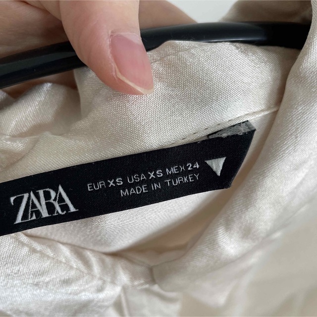ZARA(ザラ)のザラ　ショート丈サテンブラウス レディースのトップス(シャツ/ブラウス(長袖/七分))の商品写真