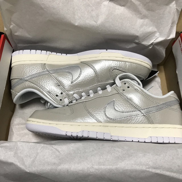 NIKE(ナイキ)の【新品タグ付き】NIKE DUNK LOW SE(ナイキ　ダンクロー)25.5㎝ メンズの靴/シューズ(スニーカー)の商品写真