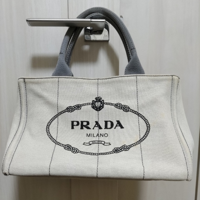 PRADA(プラダ)のプラダ　カナパ　ライトグレー レディースのバッグ(ハンドバッグ)の商品写真