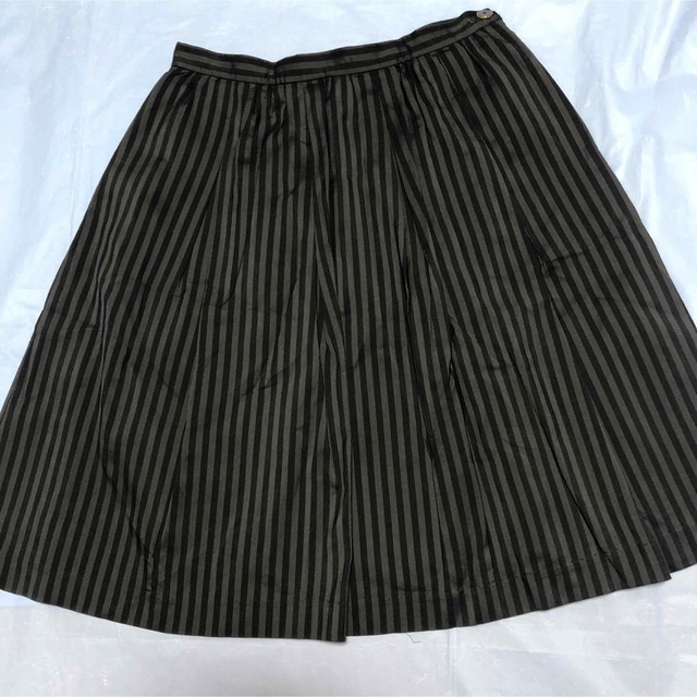 STRAWBERRY-FIELDS(ストロベリーフィールズ)のストロベリーフィールズ    黒ストライプ　膝丈スカート   レディースのスカート(ひざ丈スカート)の商品写真