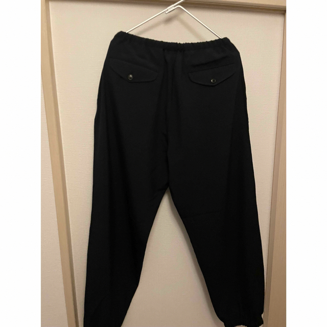 COMOLI(コモリ)のCOMOLI 本店限定　ウールドローストリングパンツ　新品未使用　ネイビー メンズのパンツ(スラックス)の商品写真