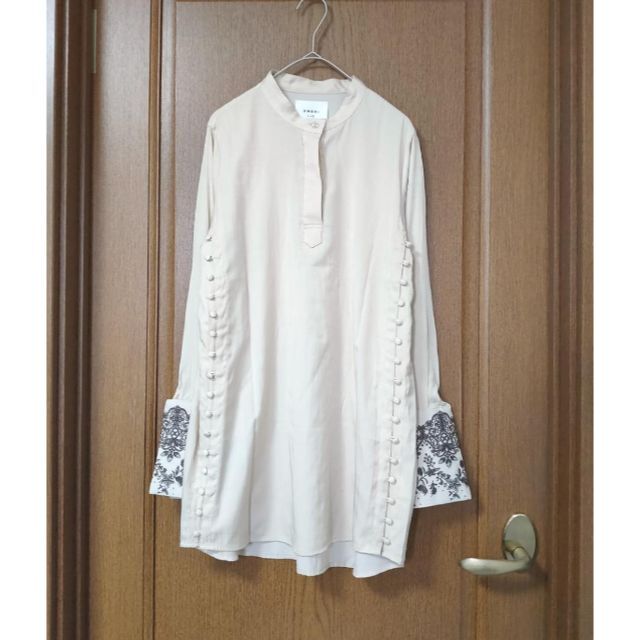 Ameri VINTAGE(アメリヴィンテージ)のAMERI EMBROIDERY CUFF BLOUSE 正規品 レディースのトップス(シャツ/ブラウス(長袖/七分))の商品写真