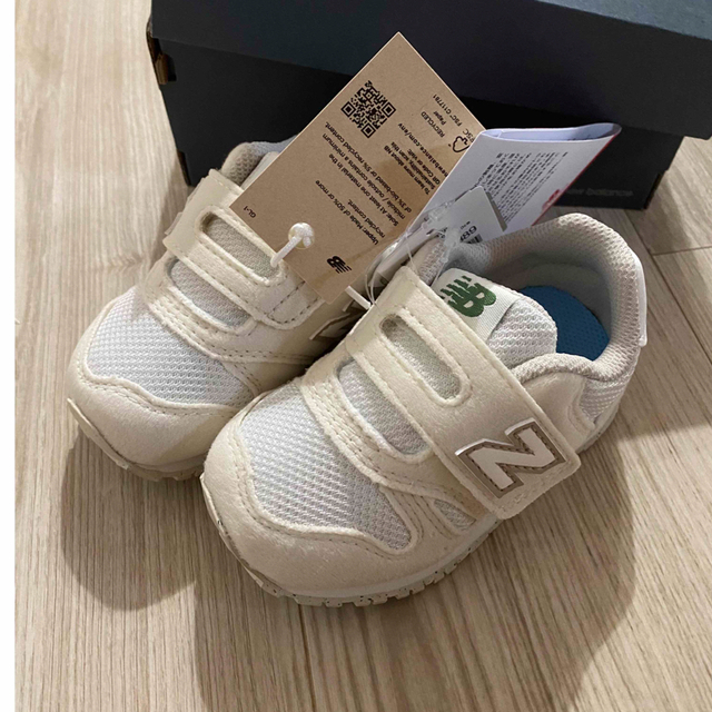 New Balance ニューバランス iz373 ライトベージュ 12cmの通販 by R.｜ニューバランスならラクマ