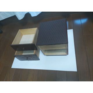 ■美しい花柄木彫り■小物入れ二段引き出し ■亀甲模様■昭和の品■現代でも実用的！(彫刻/オブジェ)