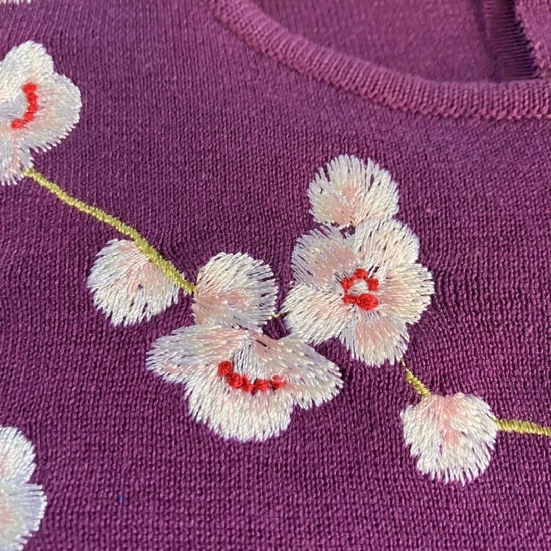 JUNKO SHIMADA(ジュンコシマダ)のused  前後に枝垂れる梅の花がかわいいパープルの綿ニットトップス レディースのトップス(ニット/セーター)の商品写真