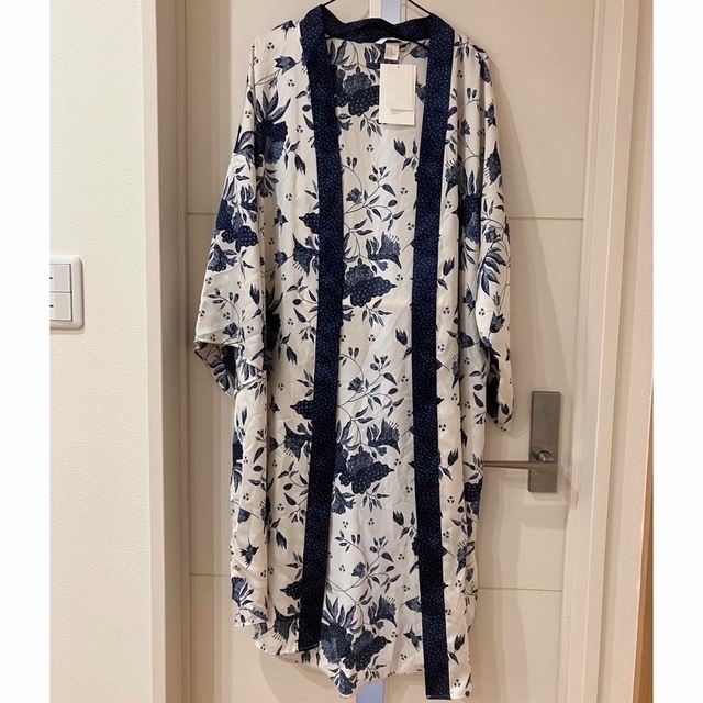 【新品タグ付き】H&M 安室奈美恵コラボ ガウン BTS テテ着用 | フリマアプリ ラクマ