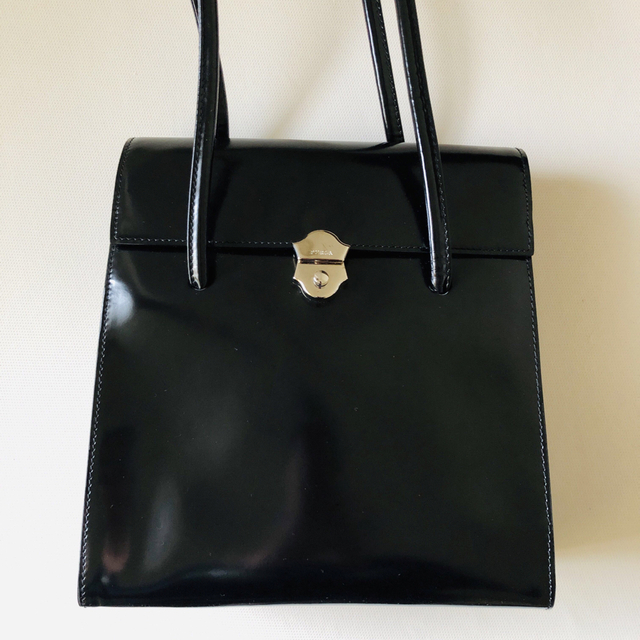 Furla(フルラ)のフルラ【ひどく訳あり】ショルダーバッグ　イタリア製　黒　エナメル レディースのバッグ(ショルダーバッグ)の商品写真