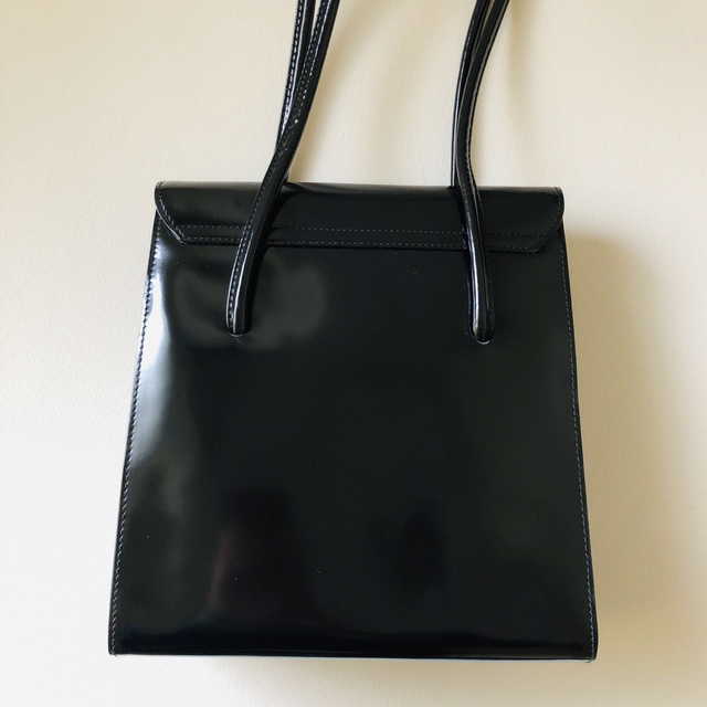 Furla(フルラ)のフルラ【ひどく訳あり】ショルダーバッグ　イタリア製　黒　エナメル レディースのバッグ(ショルダーバッグ)の商品写真