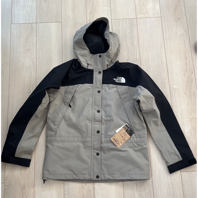 THE NORTH FACE(ザノースフェイス)の新品　ノースフェイス　マウンテンライトジャケット　ミネラルグレー レディースのジャケット/アウター(その他)の商品写真