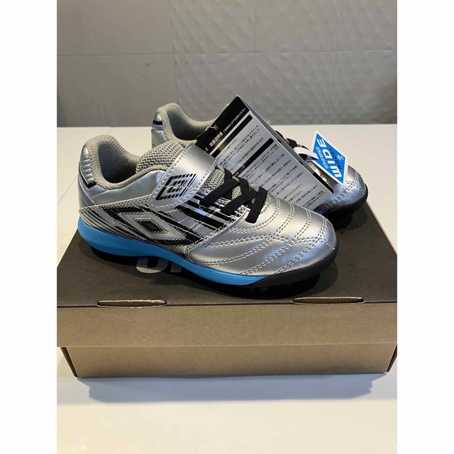 UMBRO(アンブロ)の【新品】アンブロ アクセレイター +GAINA SB JR WIDE キッズ/ベビー/マタニティのキッズ靴/シューズ(15cm~)(アウトドアシューズ)の商品写真