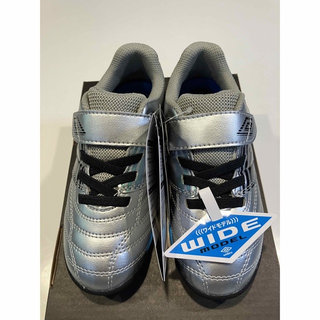 UMBRO(アンブロ)の【新品】アンブロ アクセレイター +GAINA SB JR WIDE キッズ/ベビー/マタニティのキッズ靴/シューズ(15cm~)(アウトドアシューズ)の商品写真