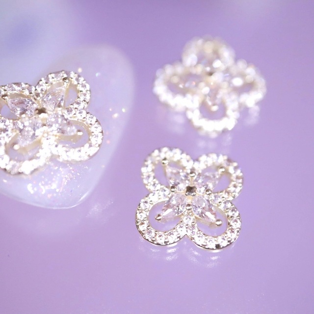 Cz Clover jewelry parts gold 2P ✧ コスメ/美容のネイル(ネイル用品)の商品写真