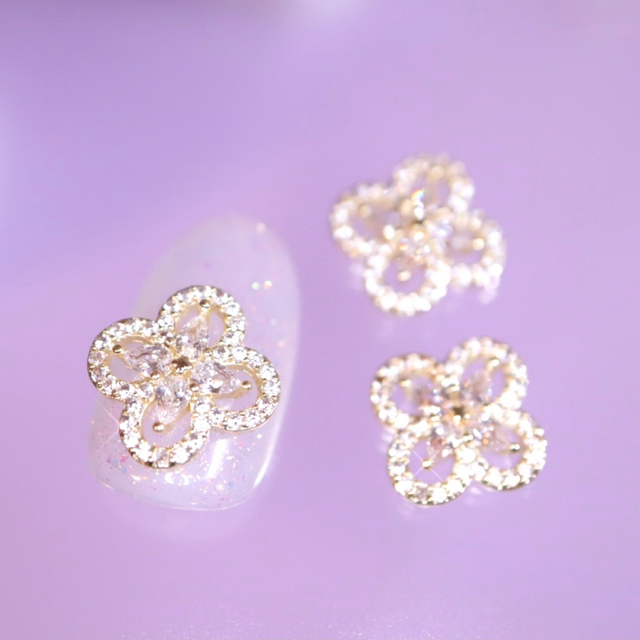 Cz Clover jewelry parts gold 2P ✧ コスメ/美容のネイル(ネイル用品)の商品写真