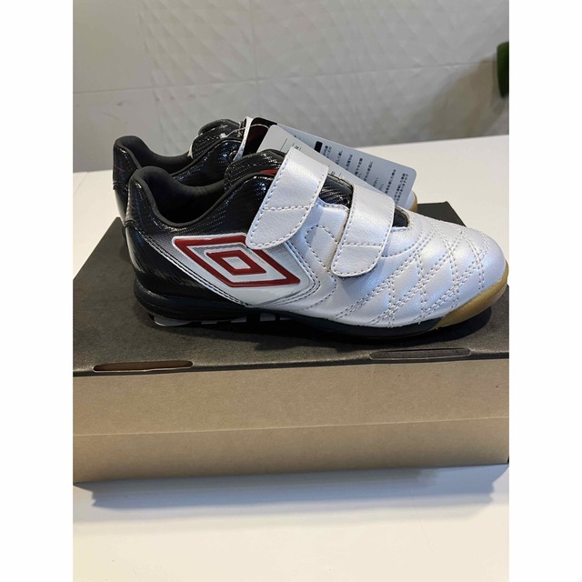 UMBRO(アンブロ)の《新品》UMBRO ACR CT BL JR WIDE IN キッズ/ベビー/マタニティのキッズ靴/シューズ(15cm~)(スニーカー)の商品写真