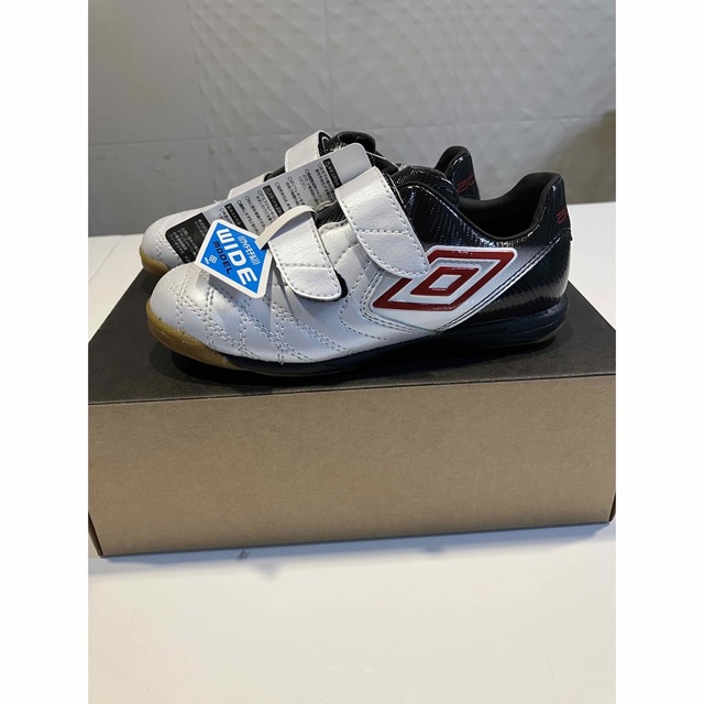 UMBRO(アンブロ)の《新品》UMBRO ACR CT BL JR WIDE IN キッズ/ベビー/マタニティのキッズ靴/シューズ(15cm~)(スニーカー)の商品写真