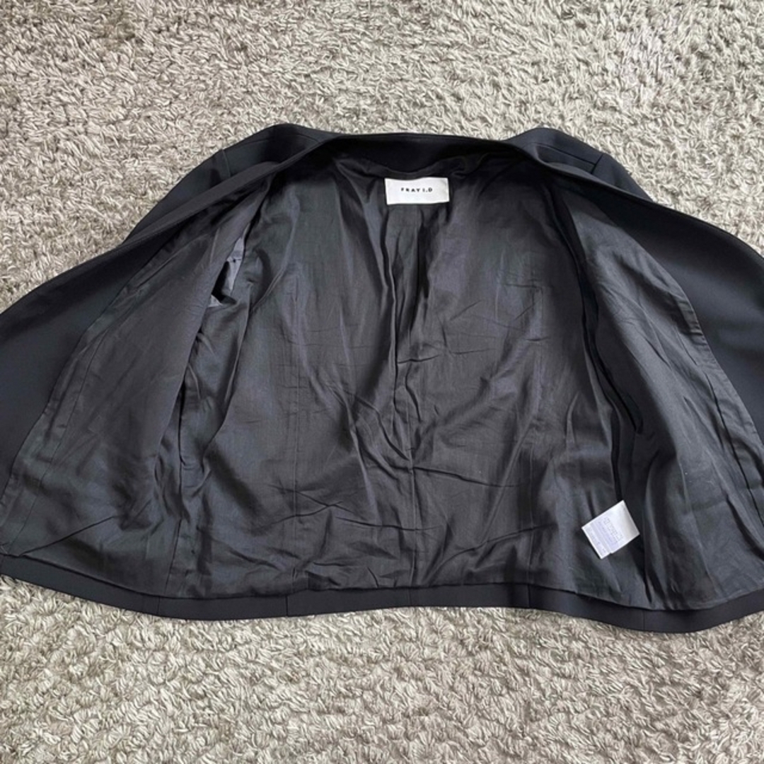 FRAY I.D(フレイアイディー)の美品 サイズ1 フレイID ノーカラー1Bジャケット Vネック 黒 日本製 レディースのジャケット/アウター(ノーカラージャケット)の商品写真
