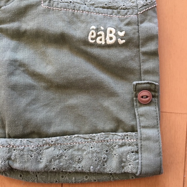 e.a.B(エーアーベー)のe.a.B  ショートパンツ（95㎝）カーキ色 キッズ/ベビー/マタニティのキッズ服女の子用(90cm~)(パンツ/スパッツ)の商品写真