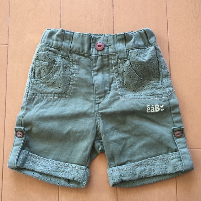 e.a.B(エーアーベー)のe.a.B  ショートパンツ（95㎝）カーキ色 キッズ/ベビー/マタニティのキッズ服女の子用(90cm~)(パンツ/スパッツ)の商品写真