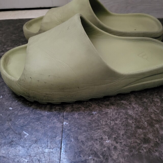 YEEZY（adidas）(イージー)のadidas  YEEZY SLIDE RESIN イージー 27.5cm メンズの靴/シューズ(サンダル)の商品写真