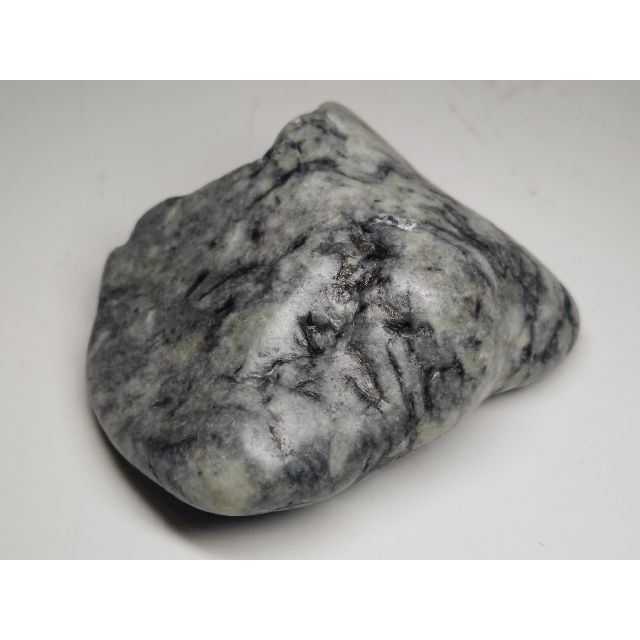 黒灰 498g 翡翠 ヒスイ 翡翠原石 原石 鉱物 鑑賞石 自然石 誕生石