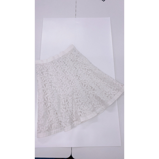 Nanette Lepore(ナネットレポー)の値下げ　新品！ナネットレポー　スカート　白　サイズ2  刺繍 レディースのスカート(ひざ丈スカート)の商品写真