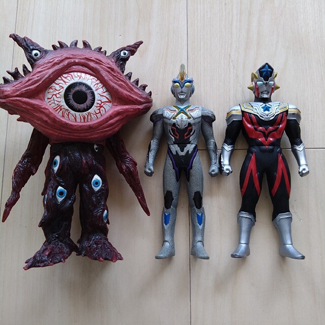 ウルトラマンソフビ　エクシードエックス　ウルトラマンタイタス　ガンＱ エンタメ/ホビーのフィギュア(特撮)の商品写真