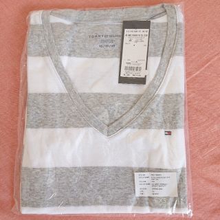 トミーヒルフィガー(TOMMY HILFIGER)の【新品未使用】トミーヒルフィガー ボーダー Vネック Tシャツ グレー×白(Tシャツ(半袖/袖なし))