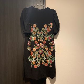 ザラ(ZARA)のZARA 黒　ワンピース　花柄(ひざ丈ワンピース)