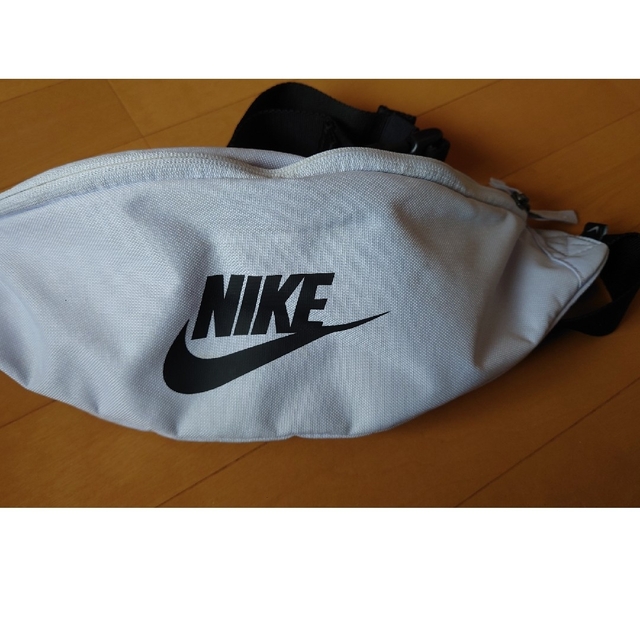 NIKE(ナイキ)のNIKEウエストポーチ レディースのバッグ(ボディバッグ/ウエストポーチ)の商品写真