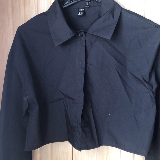 SHEIN  ソリッドボタンフロントクロップシャツ レディースのトップス(シャツ/ブラウス(長袖/七分))の商品写真