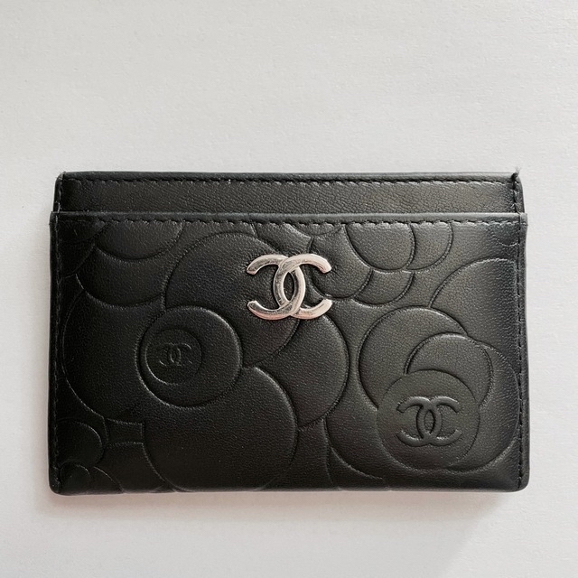 CHANEL(シャネル)のCHANEL カメリア パスケース(箱・証明書・保存袋つき) レディースのファッション小物(名刺入れ/定期入れ)の商品写真