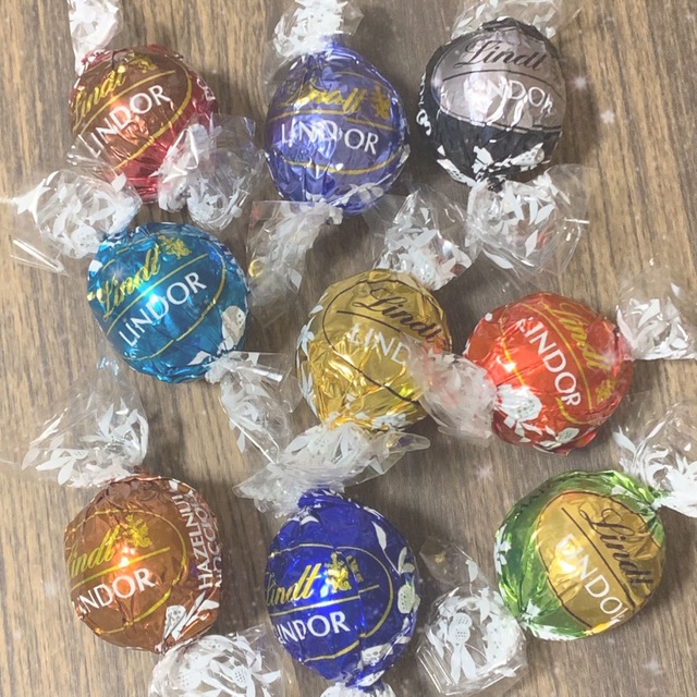 Lindt(リンツ)のリンツ リンドール コストコ ピンク ゴールド シルバー 20個 食品/飲料/酒の食品(菓子/デザート)の商品写真