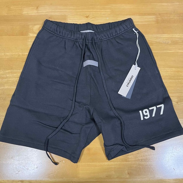 FEAR OF GOD(フィアオブゴッド)の新品 FOG ESSENTIALS 1977 L ハーフパンツ メンズのパンツ(ショートパンツ)の商品写真