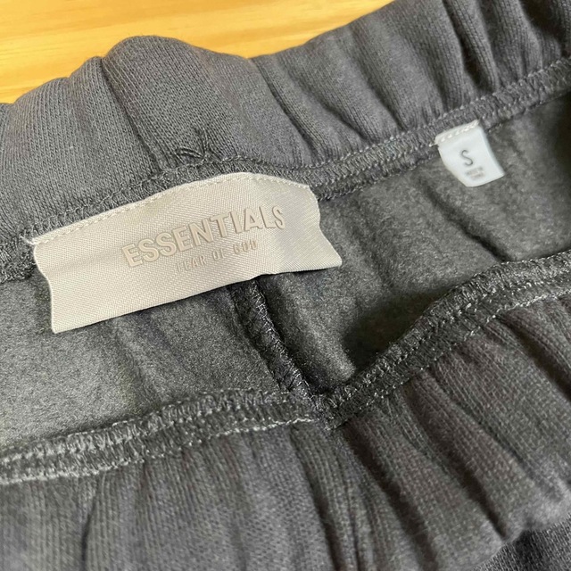 FEAR OF GOD(フィアオブゴッド)の新品 FOG ESSENTIALS 1977 L ハーフパンツ メンズのパンツ(ショートパンツ)の商品写真