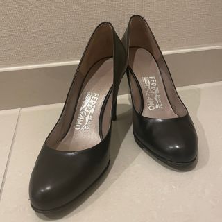 サルヴァトーレフェラガモ(Salvatore Ferragamo)のフェラガモ　シンプル　黒　パンプス(ハイヒール/パンプス)