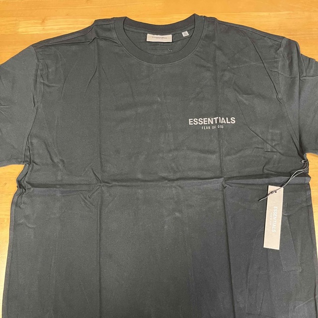 FEAR OF GOD(フィアオブゴッド)の新品 FOG ESSENTIALS XL CORE Tシャツ ブラック　 メンズのトップス(Tシャツ/カットソー(半袖/袖なし))の商品写真