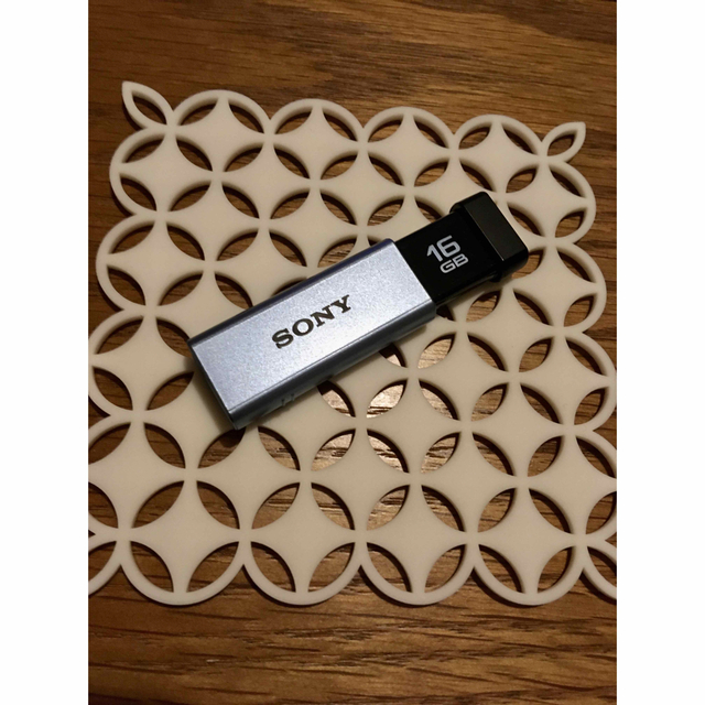 SONY(ソニー)のSONY USBメモリ 16GB ☆ ほぼ新品 スマホ/家電/カメラのPC/タブレット(PC周辺機器)の商品写真