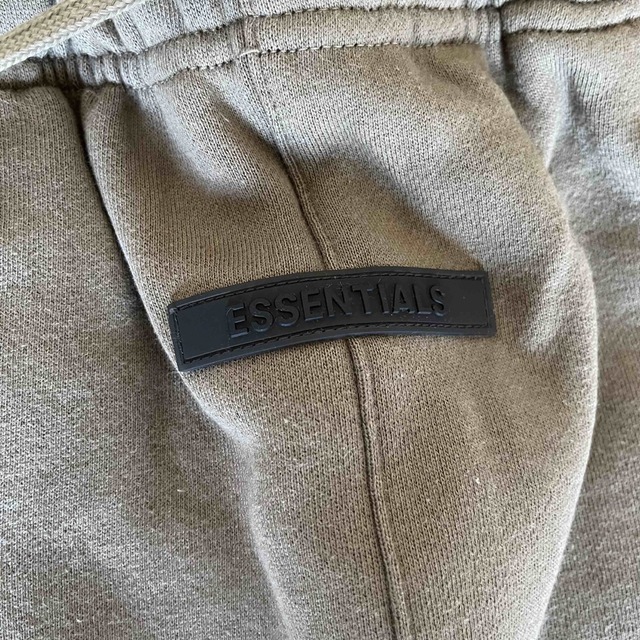 FEAR OF GOD(フィアオブゴッド)の新品 FOG ESSENTIALS L ハーフパンツ トープ 21SS メンズのパンツ(ショートパンツ)の商品写真